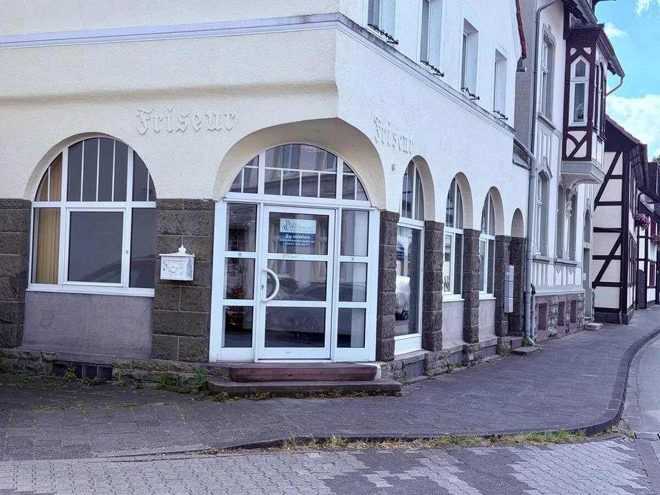 Ladenlokal an der Straßenecke mit großem Eingang und Rundbogenfenstern